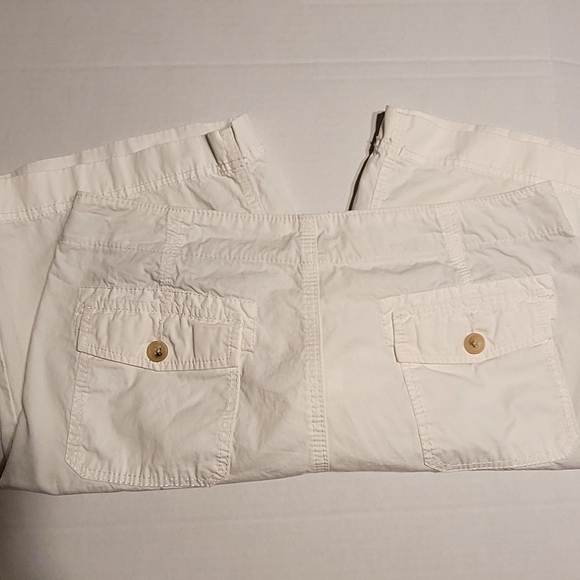 Banana Republic, Knee Length White Shorts Size 8 - Picture 6 of 11